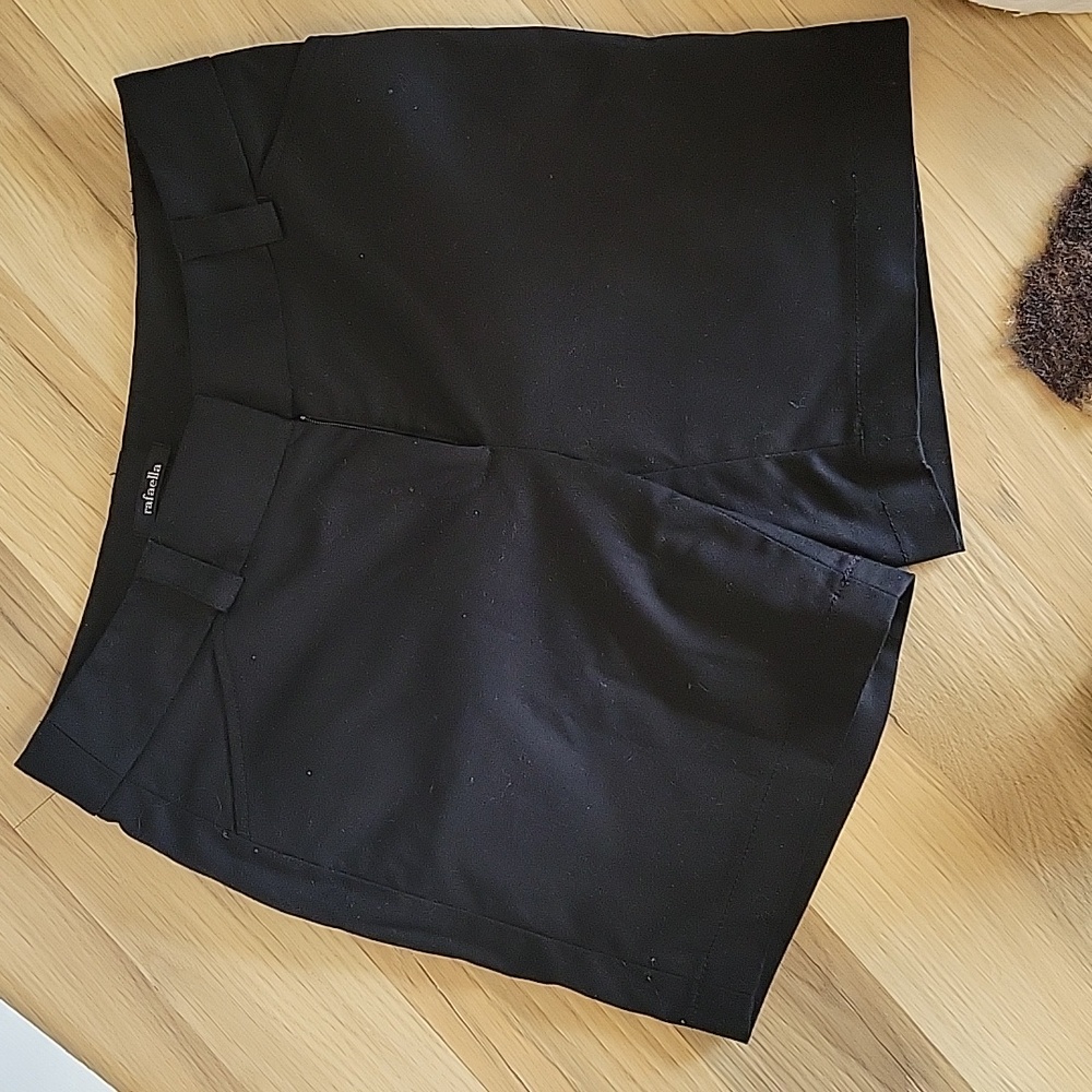 Rafaella black shorts.  Front zip.  Side pockets. Size 4. Cotton/poly. 6.5" long